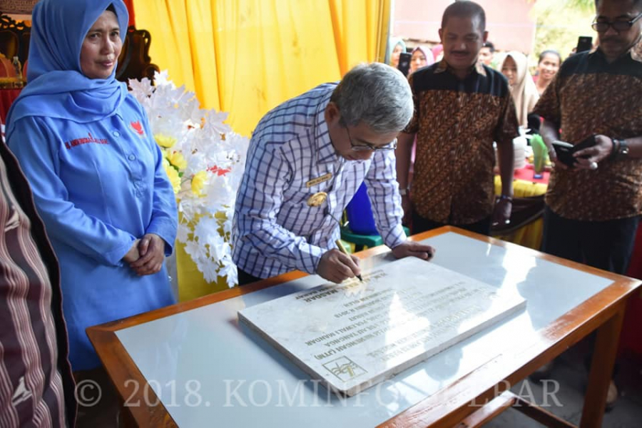 Gubernur Resmikan Pengoperasian Jaringan Listrik Di Pulau Tangga